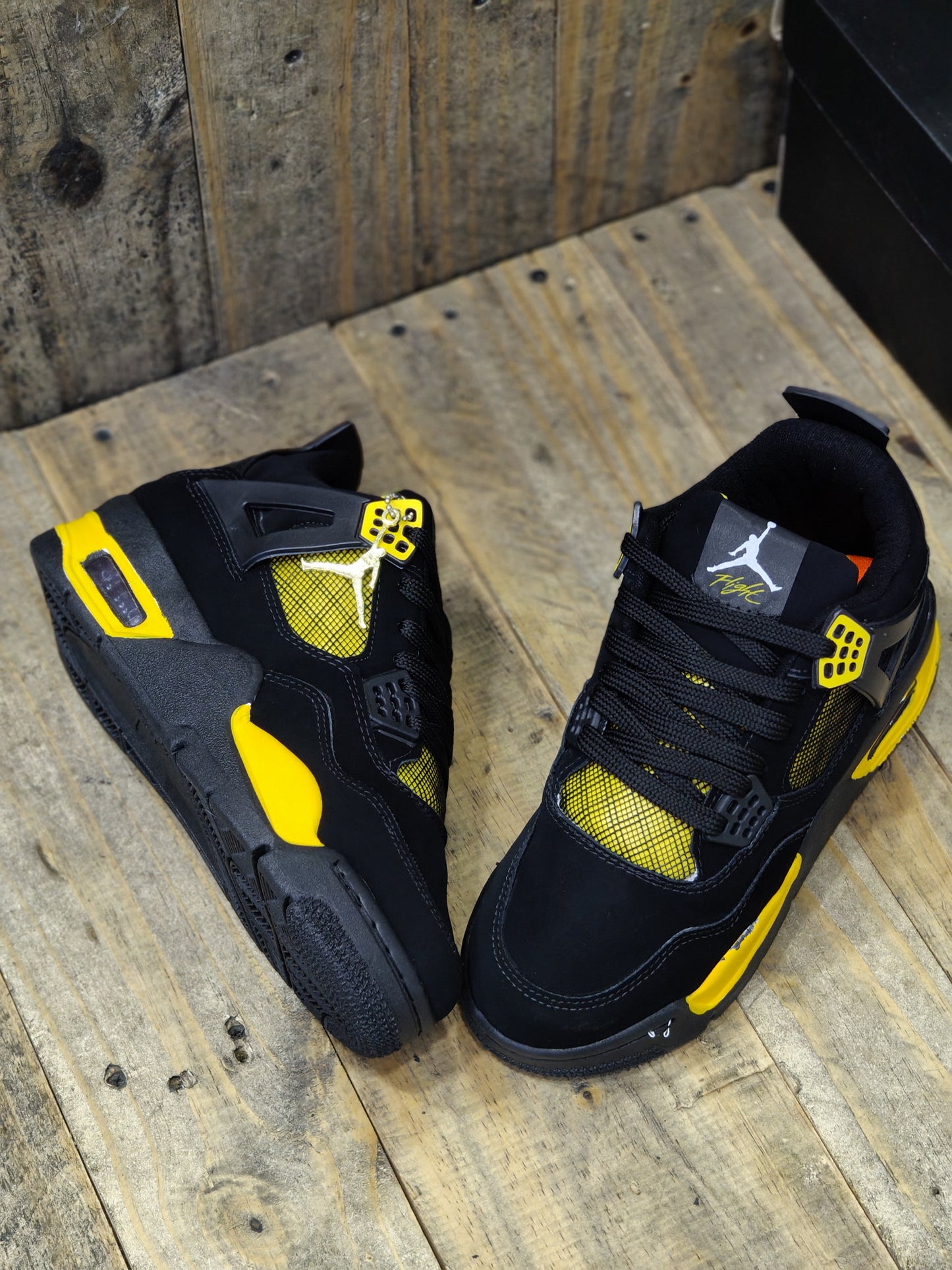 NIKE - JORDAN RETRO 4