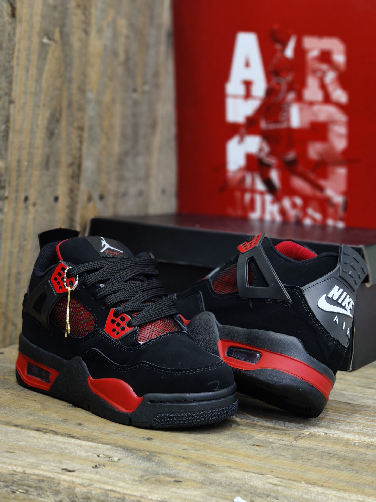 NIKE - JORDAN RETRO 4