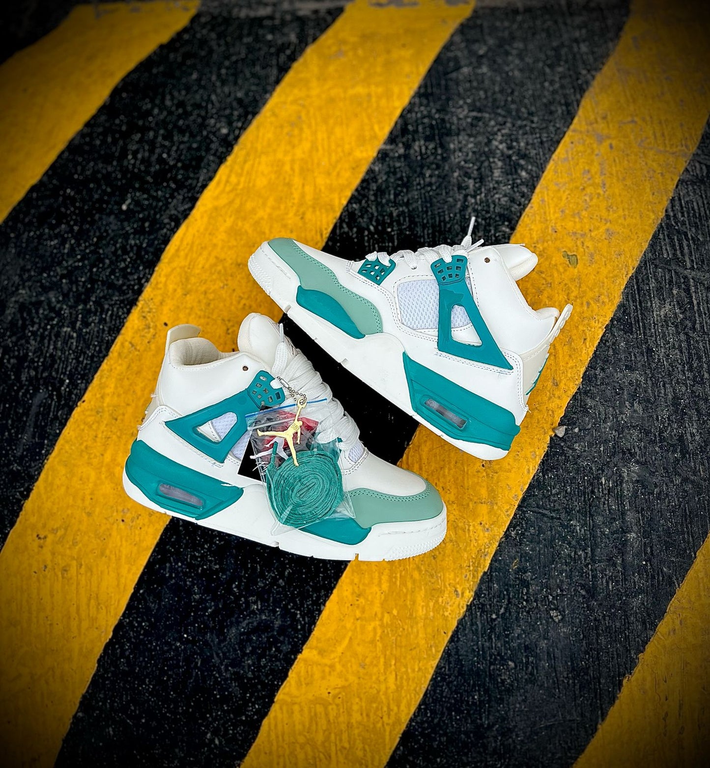 NIKE - JORDAN RETRO 4