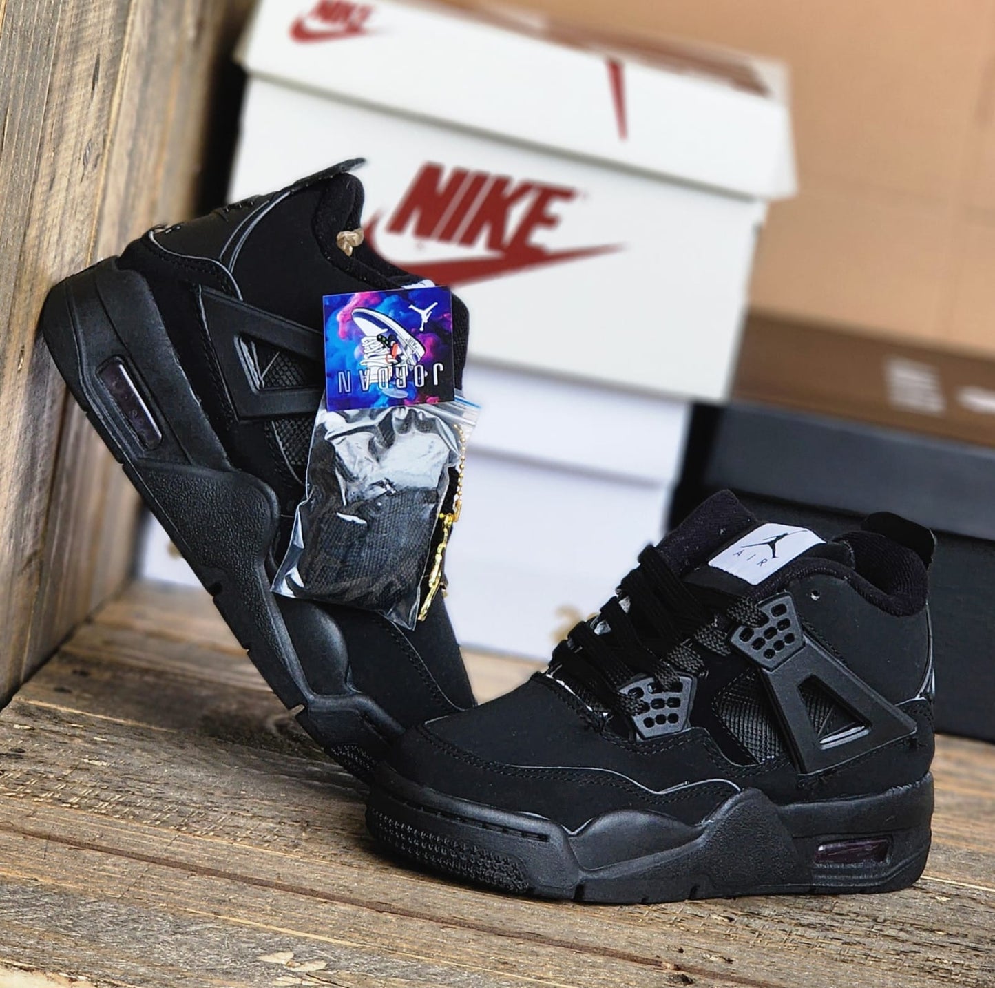 NIKE - JORDAN RETRO 4