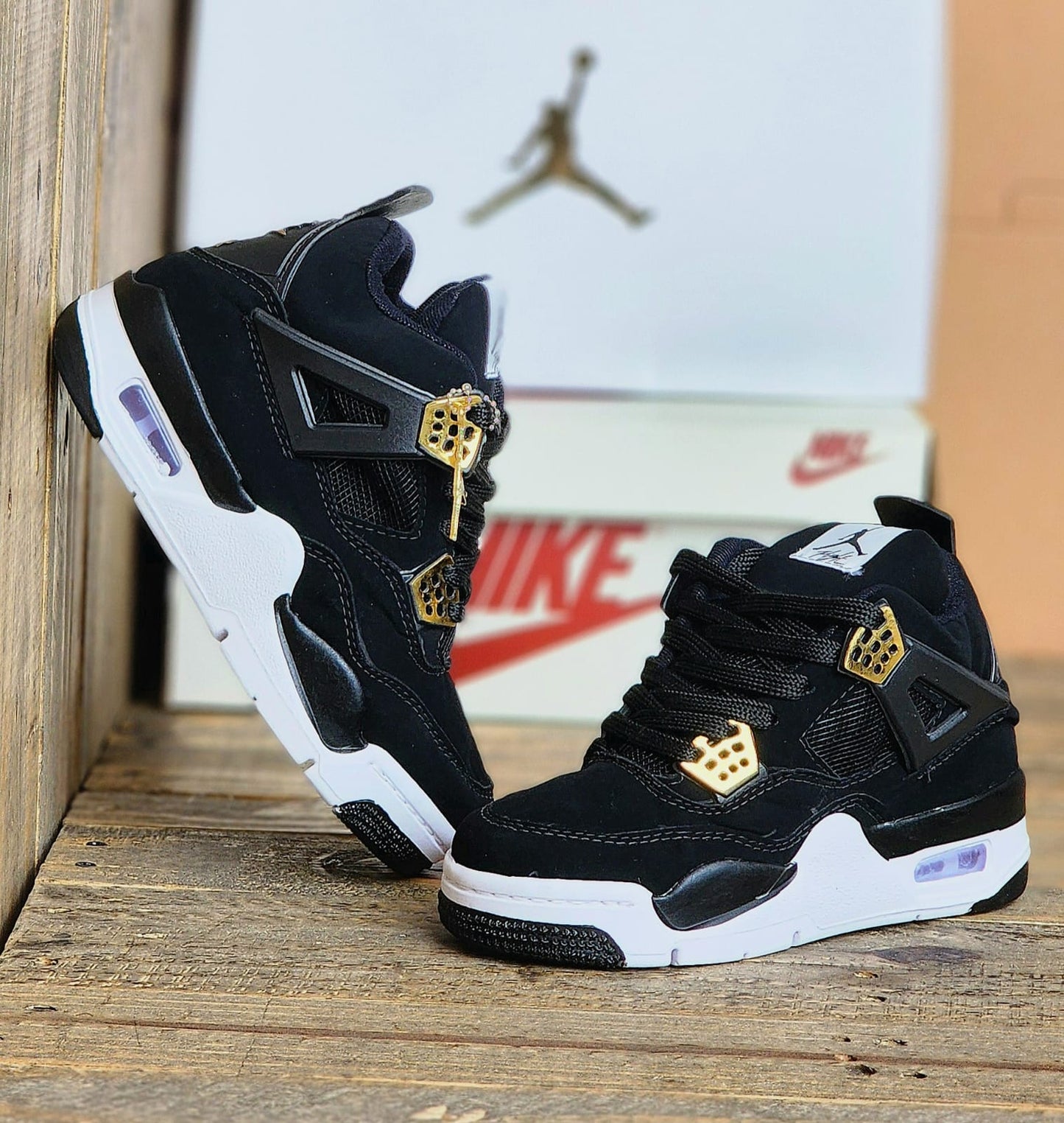 NIKE - JORDAN RETRO 4